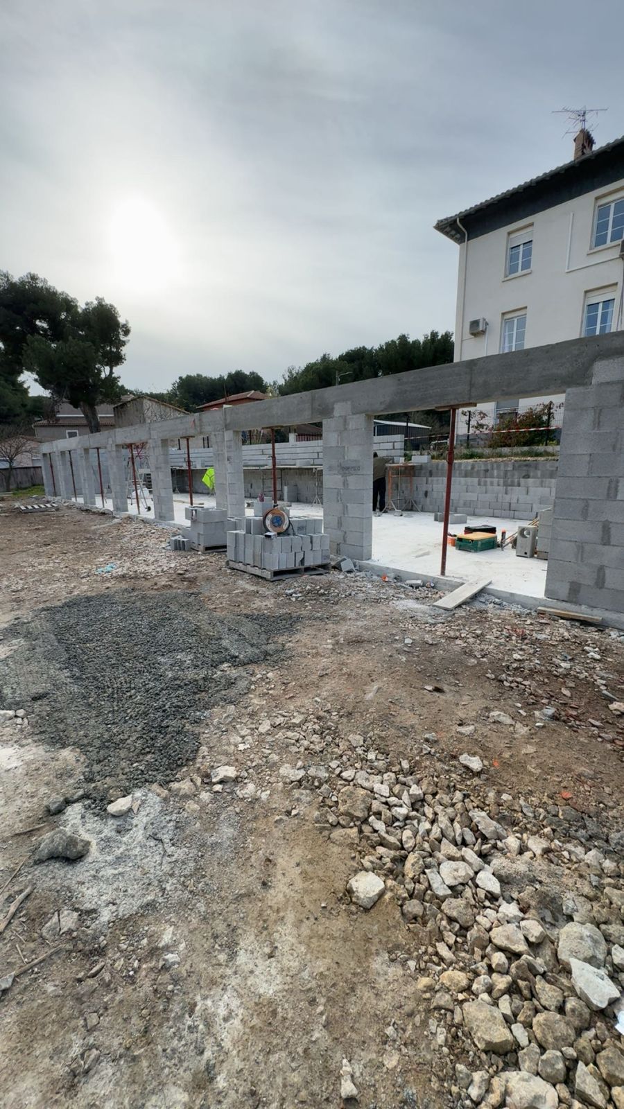 Garages en construction, poteaux et poutre en béton, parpaings
