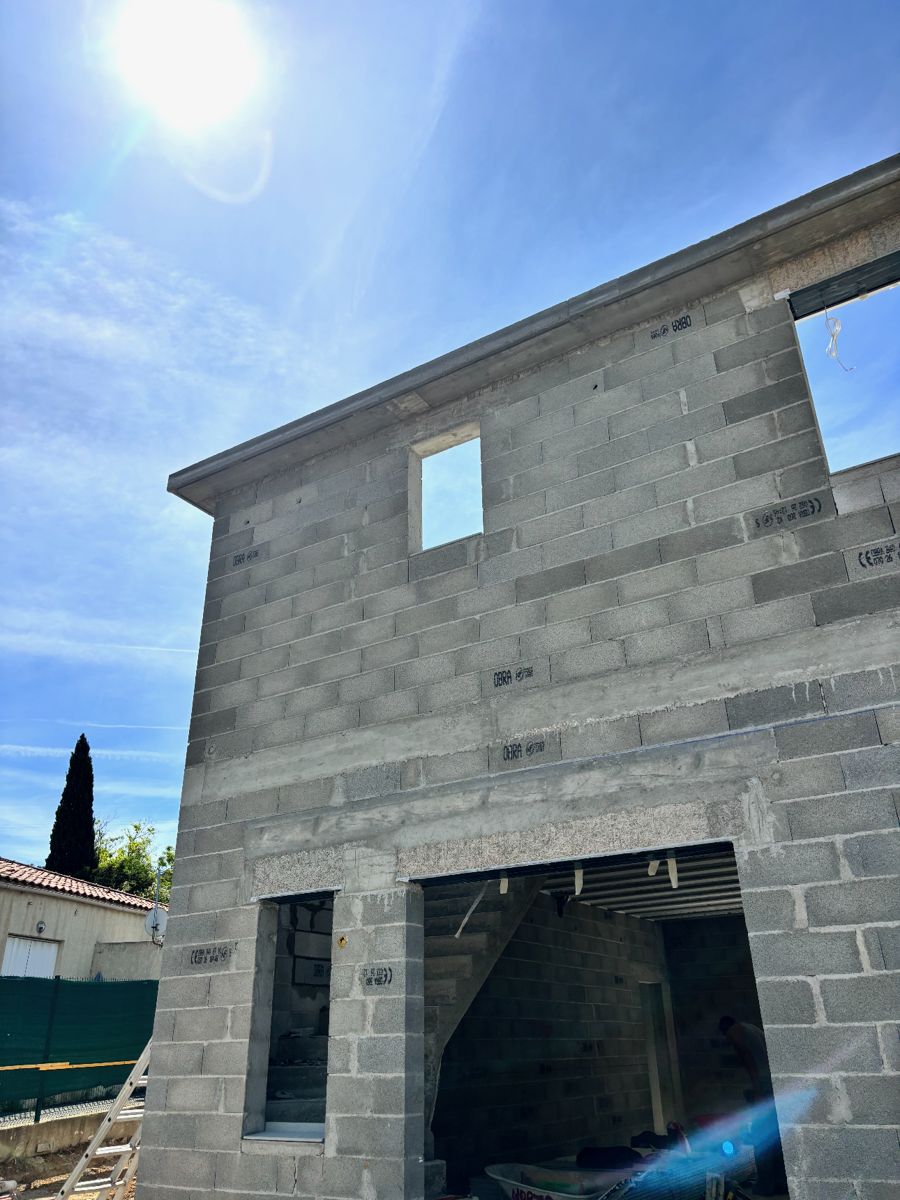 Maison en parpaings pendant le gros œuvre