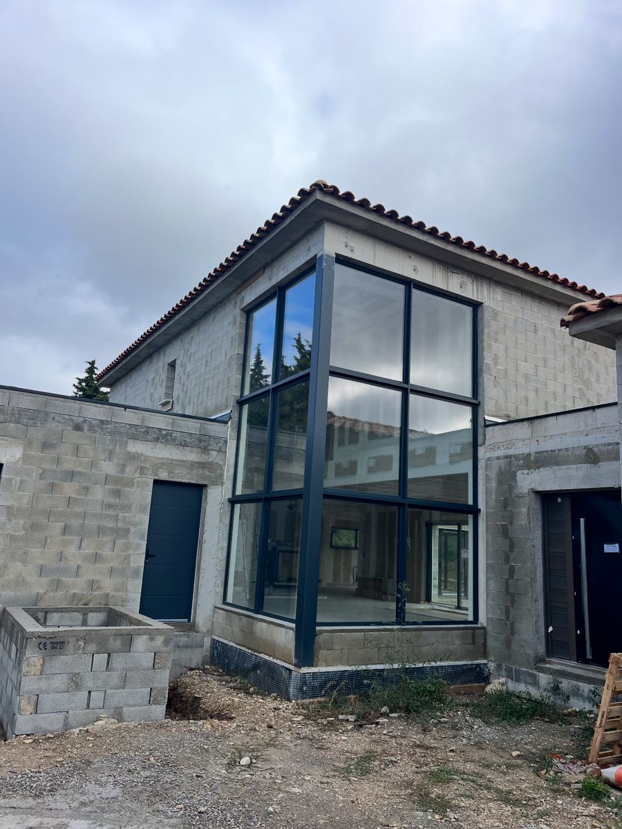 Maison en parpaings avec grande baie vitrée, gros œuvre